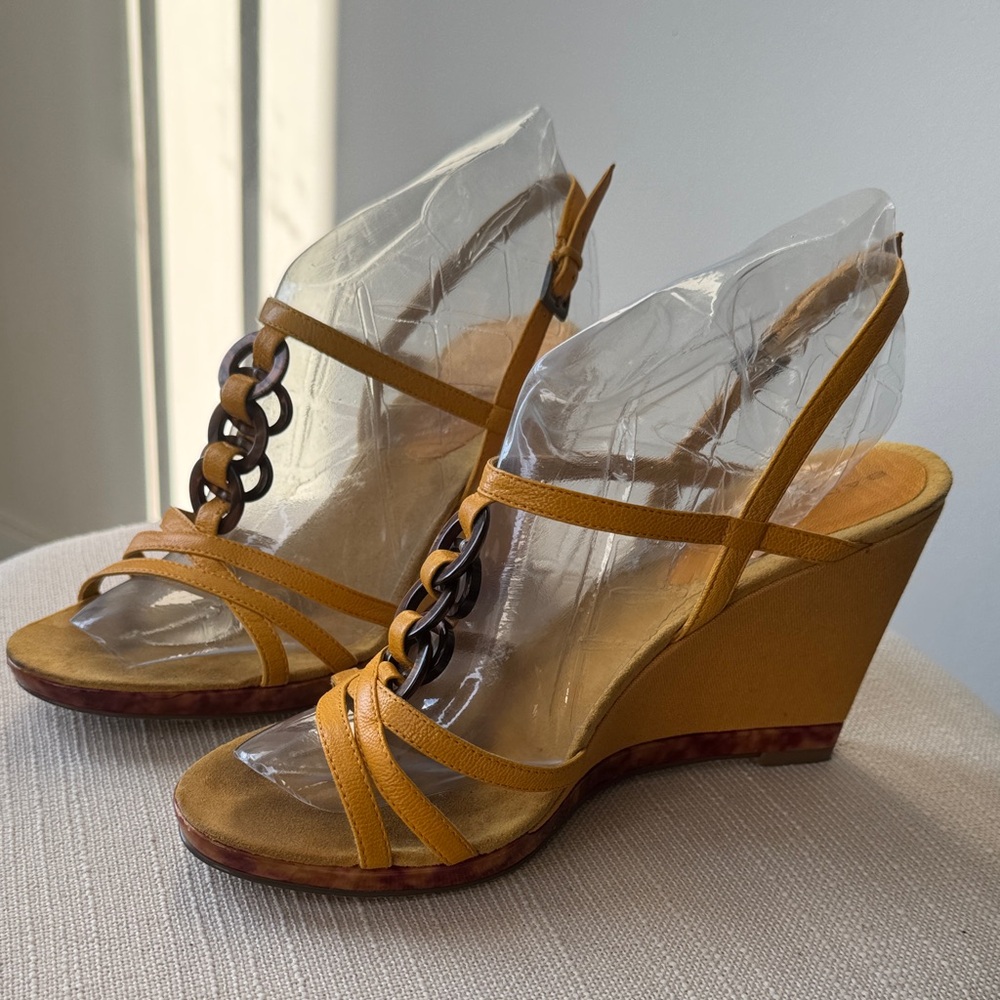 Bandolino Mustard Wedge Sandals 6.5 . 0160